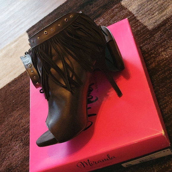 BOOTIES - Picture 1 of 7